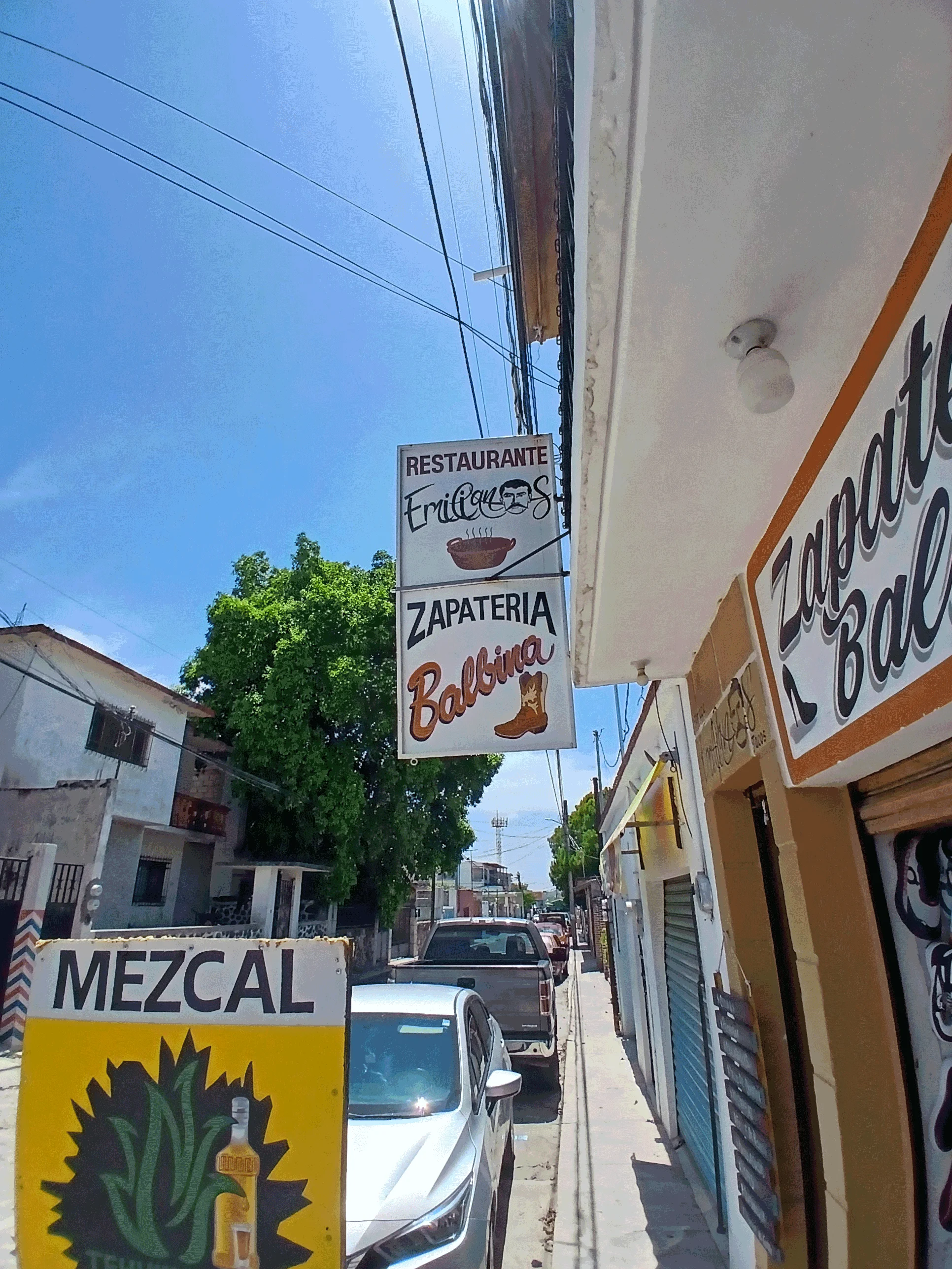 Calle y Entrada Restaurante